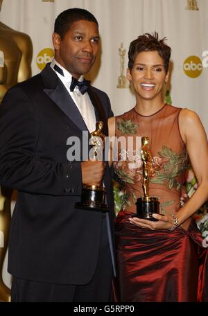 Halle Berry with her Best Actress award for the film Monsters Ball and Denzel Washington with his Best Actor award for the film Training Day at the 74th Annual Academy Awards (Oscars) at the Kodak Theatre in Hollywood, Los Angeles. Stock Photo