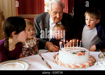 Former Labour Prime Minister Lord Callaghan celebrating his 90th birthday with a family party near his East Sussex home and blowing out the candles on his cake with four of his five great grand children. Left to right Rosie, nine, Lara, three, Jay, 10 months, and Max 4. Stock Photo