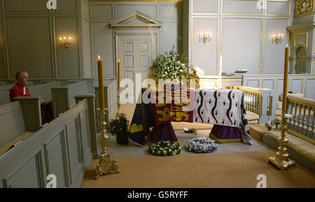 The Sub-Dean of the Chapels Royal, Reverend Willie Booth, kneels in prayer at the head of the coffin of Queen Elizabeth, The Queen Mother, in the Queen's Chapel at St James's Palace. * The coffin will be borne on a gun carriage to Westminster Hall, where it will Lie-in-State until the funeral. Stock Photo