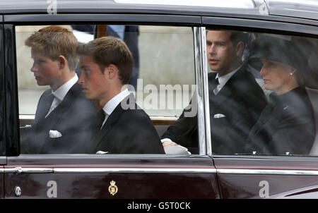 (L-R) Prince Harry, Prince William, The Earl of Wessex and the Countess of Wessex leave Westminster Abbey following the funeral of Queen Elizabeth , the Queen Mother. The Queen Mother's coffin will be taken to St George's Chapel in Windsor.. * where she will be laid to rest next to her husband, King George VI. Stock Photo