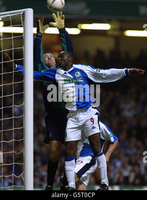 Tottenham Hotspur's Neil Sullivan and Blackburn Rover's Andy Cole in action during the Worthington Cup Final at the Millennium Stadium Cardiff. Stock Photo