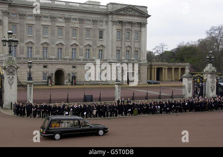 Staff at Buckingham Palace watch as the coffin of Queen Elizabeth, the Queen Mother is driven past before being taken to Westminister Abbey for her Funeral. Stock Photo