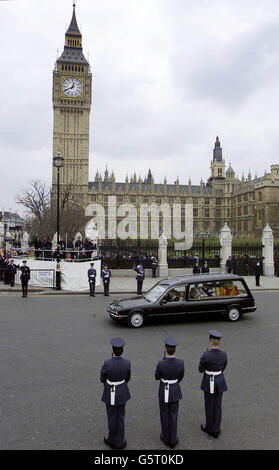 The hearse carrying the coffin fo the Queen Mother drives past Britain's parliament building in central London. Royal dignitaries and politicians from around the world have gathered at Westminster Abbey to pay their respects to the Queen Mother who died aged 101. * ... She will be interred at St. George's Chapel in Windsor next to her husband King George VI. Stock Photo