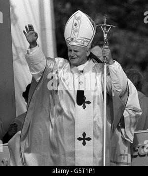 Pope John Paul II conducting the open air mass at Dublin's Phoenix Park. Stock Photo