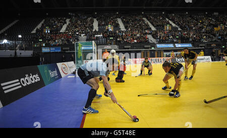 Reading's Simon Mantell tries to get the ball across during the Maxifuel Super Sixes Finals at Wembley Arena, London. Stock Photo