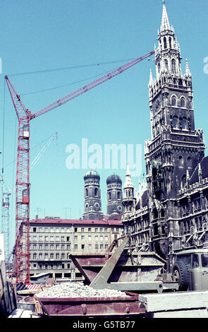 Der Münchner Marienplatz während der Umbauzeit für die Olympischen Spiele. The Munich Marienplatz under construction in 1968 Stock Photo
