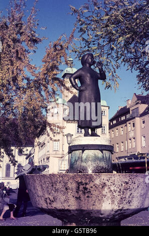 Der Liesl-Karlstadt-Brunnen auf dem Münchner Viktualienmarkt Fountain memorial of Liesl Karlstadt on Munich Viktualienmarkt 1965 Stock Photo