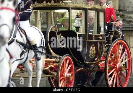 Britain's Queen Elizabeth II and Duke of Edinburgh leave Holyrood Palace on their way up the Royal Mile by the horse-drawn 'Scottish State Coach' to the opening of the General Assembly of the Church of Scotland in Edinburgh. * ... as part of the continuing Golden Jubilee celebrations. Stock Photo