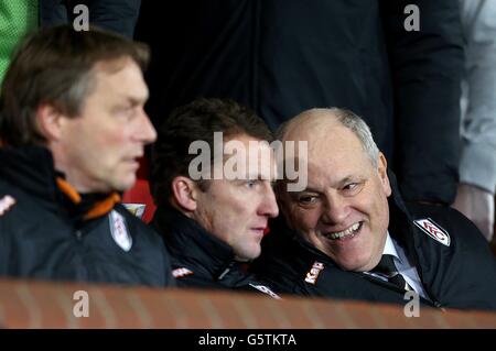 Soccer - FA Cup - Fourth Round - Manchester United v Fulham - Old Trafford. Fulham manager Martin Jol (right) speaks with coach Billy McKinlay (centre) on the bench before kick-off Stock Photo