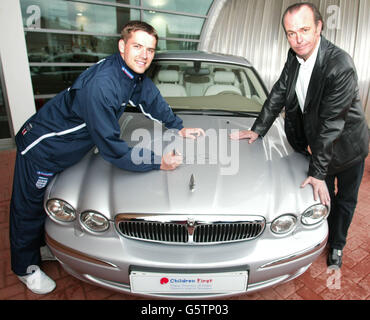 Michael Owen signs Jaguar Stock Photo