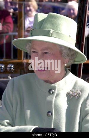 Britain's Queen Elizabeth II meets wellwishers in Taunton, Somerset on the second day of a fifteen day tour to celebrate her Golden Jubilee. The Queen today met Doreen Hardman, the nurse who cared for her father, King George VI after he was struck down by lung cancer in 1951. Stock Photo