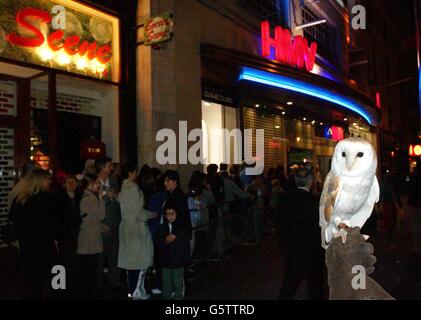 Queues outside HMV, Oxford Street, London, for the new Harry Potter DVD which went on sale. The Harry Potter and the Philosopher's Stone videos and DVDs hit the shops, with countrywide sales of more than one million expected on the first day alone. Stock Photo
