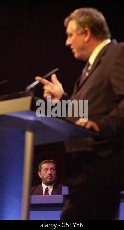 Home Secretary David Blunkett listens to the speech by finger waving Fred Broughton - Chairman of the Police Federation of England & Wales at the Police Federation Conference 2002 in Bournemouth. Stock Photo