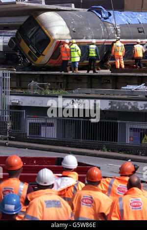 Potters Bar Train Crash The Last Carrige Is Mooved From The Crash   Potters Bar Train Crash G5w86e 