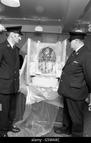 Security guards flank the solid gold death mask of Egyptian Pharaoh Tutankhamun at the British Museum, where it is on loan from Cairo Museum. Stock Photo