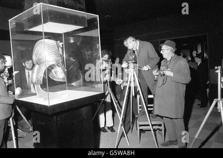 History - Tutankhamun Exhibition - British Museum, London. Photographers gather round the solid gold death mask of Egyptian Pharaoh Tutankhamun at the British Museum. Stock Photo