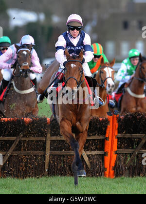 Pistol ridden by Richard Johnson winners of London Southend Airport ...