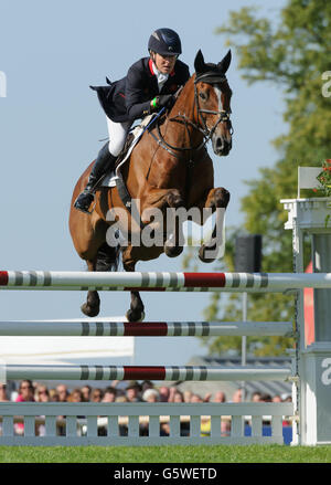 Tina Cook and STAR WITNESS - Show Jumping Phase - Land Rover Burghley Horse Trials, 6th September 2015. Stock Photo