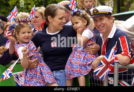 Patriotically dressed crowds await the arrival of Queen Elizabeth II in Windsor. It is believed that 16,000 people were in attendance to see the Queen at for the 50th anniversary of her reign. Stock Photo