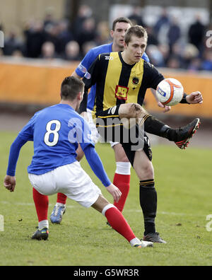 Soccer - IRN-BRU Scottish Third Division - Berwick Rangers v Rangers - Shielfield Park. Berwick's Scott Dalziel beats Rangers' Ian Black to the ball during the IRN-BRU Scottish Third Division match at Shielfield Park, Berwick. Stock Photo