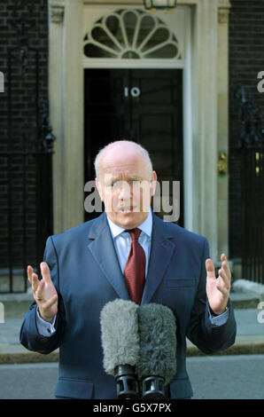 Northern Ireland Secretary John Reid talking to press after a meeting in Downing Street, London. Dr Reid said he hoped to gather the party together soon to discuss the current situation and that the peace process needed a new confidence injected into it. Stock Photo