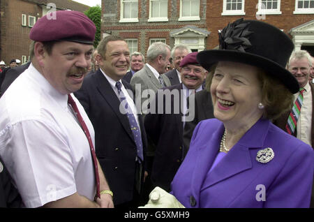 Baroness Thatcher talks to former D-Company 2 Para soldier Phil Francom (left) from Liverpool, at a ceremony to commemorate the 20th anniversary of the end of the confict in 1982, at the Falkland Memorial Gardens in Gosport town centre, Hampshire. Stock Photo