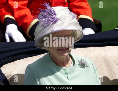 Britain's Queen Elizabeth II arrives at Ascot race course for the 3rd day of the Royal meeting. 17/06/2003: The Queen was Tuesday 17 June, 2003, heading the field at the start of Royal Ascot. The Queen and the Duke of Edinburgh attend every day of the week-long meeting which begins each afternoon with a royal carriage procession along the Berkshire course. Stock Photo