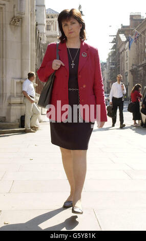 Barry George's sister Michelle Diskin, arrives outside the High Court, London, Monday where her brother's appeal against the sentence for the 1999 murder of TV presenter Jill Dando, was due to be heard. *...George, 41, from Fulham, London, was sentenced to life imprisonment in July last year after being found guilty of the April 1999 shooting of the 37-year-old BBC Crimewatch presenter on the steps of her home in Gowan Avenue, Fulham, south-west London. Stock Photo