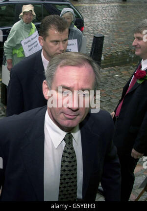 Geoff Hoon arriving at Methodist Central Hall in London for a memorial meeting for Baroness Barbara Castle of Blackburn. The former Labour Cabinet minister and legendary firebrand died in May at the age of 91. Stock Photo