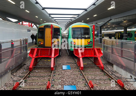 LONDON, ENGLAND - OCTOBER 21, 2015: Trains at a platform on London Bridge station. In terms of passenger arrivals and depa Stock Photo