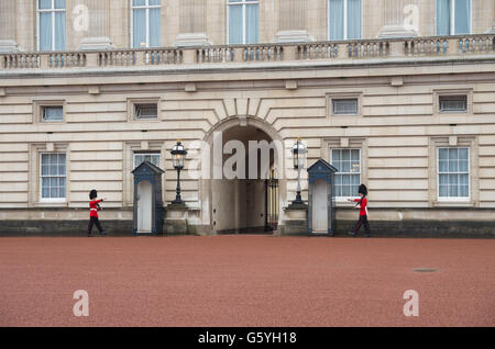 LONDON, ENGLAND - OCTOBER 21, 2015: British Royal Guards at the entrance of Buckingham palace. Buckingham Palace is the London Stock Photo
