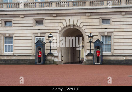 LONDON, ENGLAND - OCTOBER 21, 2015: British Royal Guards at the entrance of Buckingham palace. Buckingham Palace is the London r Stock Photo