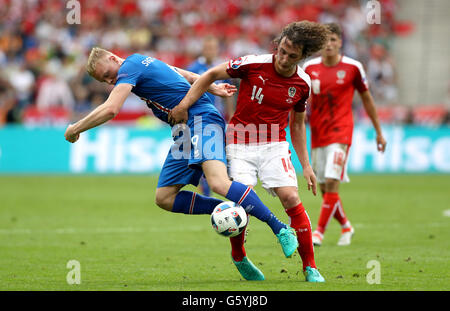 Iceland's Kolbeinn Sigthorsson (left) and Austria's Julian Baumgartlinger battle for the ball during the Euro 2016, Group F match at the Stade de France, Paris. PRESS ASSOCIATION Photo. Picture date: Wednesday June 22, 2016. See PA story SOCCER Iceland. Photo credit should read: Owen Humphreys/PA Wire. RESTRICTIONS: Use subject to restrictions. Editorial use only. Book and magazine sales permitted providing not solely devoted to any one team/player/match. No commercial use. Call +44 (0)1158 447447 for further information. Stock Photo