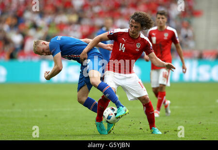 Iceland's Kolbeinn Sigthorsson (left) and Austria's Julian Baumgartlinger battle for the ball during the Euro 2016, Group F match at the Stade de France, Paris. Stock Photo