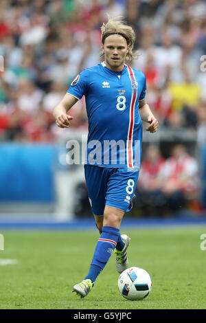 Iceland's Birkir Bjarnason during the Euro 2016, Group F match at the Stade de France, Paris. PRESS ASSOCIATION Photo. Picture date: Wednesday June 22, 2016. See PA story soccer Iceland. Photo credit should read: Owen Humphreys/PA Wire. RESTRICTIONS: Use subject to restrictions. Editorial use only. Book and magazine sales permitted providing not solely devoted to any one team/player/match. No commercial use. Call +44 (0)1158 447447 for further information. Stock Photo