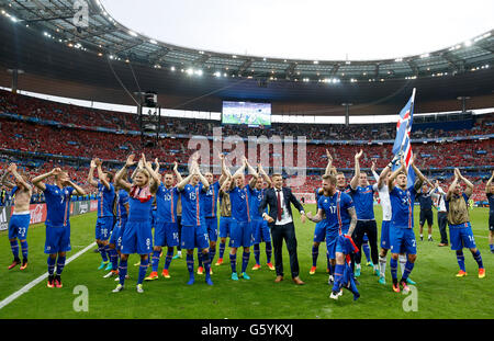 Iceland players celebrate their late winner and qualifying for the last 16 round after the Euro 2016, Group F match at the Stade de France, Paris. PRESS ASSOCIATION Photo. Picture date: Wednesday June 22, 2016. See PA story SOCCER Iceland. Photo credit should read: Owen Humphreys/PA Wire. Stock Photo