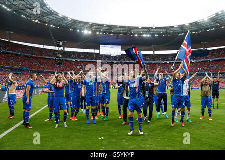 Iceland players celebrate their late winner and qualifying for the last 16 round after the Euro 2016, Group F match at the Stade de France, Paris. PRESS ASSOCIATION Photo. Picture date: Wednesday June 22, 2016. See PA story SOCCER Iceland. Photo credit should read: Owen Humphreys/PA Wire. RESTRICTIONS: Use subject to restrictions. Editorial use only. Book and magazine sales permitted providing not solely devoted to any one team/player/match. No commercial use. Call +44 (0)1158 447447 for further information. Stock Photo