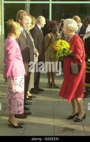 Queen Elizabeth II laughs along with Jayne Torvill (left) and her ice dancing partner Christopher Dean, outside the new Nottingham Ice centre, where the Queen and the Duke of Edinburgh visited as part of her Golden jubilee tour. Stock Photo