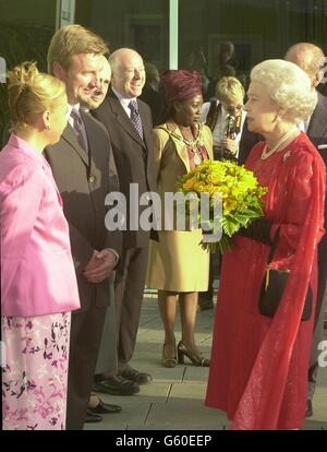 Queen Elizabeth II talks with Jayne Torvill (left) and her ice dancing partner Christopher Dean, outside the new Nottingham Ice centre, where the Queen and the Duke of Edinburgh visited as part of her Golden jubilee tour. Stock Photo