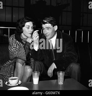 Peter O'Toole and Sian Phillips - London Airport Stock Photo