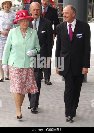 London's Mayor Ken Livingstone (right) greets Britain's Queen Elizabteh II and her husband, the Duke of Edinburgh, as they arrive to open City Hall, which houses the London Assembly, on the south bank of the Thames, close to Tower Bridge. *.... The stunning building, designed by Foster and Partners, and constructed by Arup & Partners, has an assembly chamber, committee rooms and public facilities, together with offices for the Mayor, London Assembly Members and staff of the Greater London Authority. It provides 185,000 sq ft (gross) of space onten levels that can accommodate 440 staff and Stock Photo