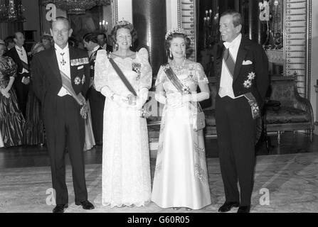 Queen Elizabeth II (second right) and Queen Beatrix of the Netherlands, flanked by the Duke of Edinburgh (left) and Prince Claus (right) of the Netherlands, at a glittering State banquet held at Buckingham Palace. The banquet is given by the Queen and Prince Philip in honour of the Dutch Royal couple, on their four-day visit to Britain. Stock Photo