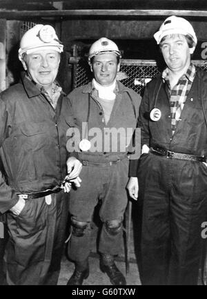 Labour leader Neil Kinnock at Maltby Colliery in South Yorkshire with colliery manager Keith Marshall (centre) and parliamentary party secretary Kevin Barron. Stock Photo