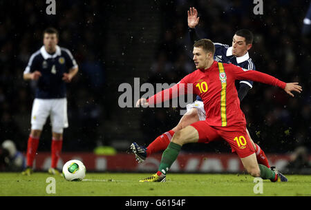 Soccer - FIFA World Cup 2014 Qualifying - Group A - Scotland v Wales - Hampden Park. Scotland's Graham Dorrans (right) and Wales' Aaron Ramsey fight for the ball during the 2014 World Cup Qualifier at Hampden Park, Glasgow. Stock Photo