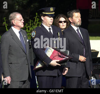 Home Secretary David Blunkett stands with Lieutenant Frank Dwyer (centre) from the New York Police Dept and the US Ambassador William Farish (left) during a ceremony outside the American Embassy in London's Grosvenor Square. *.... to remember those who died a year ago in terrorist attacks on New York, Washington and Pennsylvania. Elsewhere, the Prince of Wales, Prince Harry, the Prime Minister and other VIPs were attending a service of Remembrance and Commemoration at St Paul's cathedral. Stock Photo