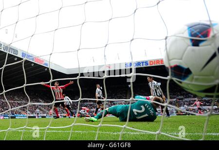 Sunderland's Adam Johnson scores his side's second goal of the game Stock Photo