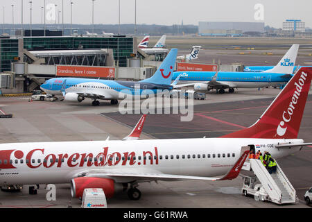 AMSTERDAM, THE NETHERLANDS - Maart 15, 2015  Overview of airplanes parked at the gate at Schiphol airport. In the foreground of Stock Photo