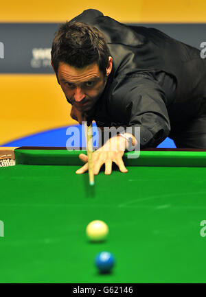 Ronnie O'Sullivan in action during his first round match against Marcus Campbell during the Betfair World Championships at the Crucible, Sheffield. Stock Photo