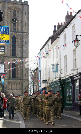 Troops from 21 Engineer Regiment march from Ripon Cathedral, North Yorkshire through the town centre after returning home from Afghanistan. Stock Photo