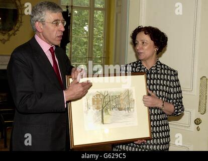 British Foreign Secretary Jack Straw, left, presents a painting of the Inns of Court, Temple, to his Spanish counterpart Ana Palacio, at his London residence in Central London the pair were meeting for further talks on Gibraltar. Stock Photo